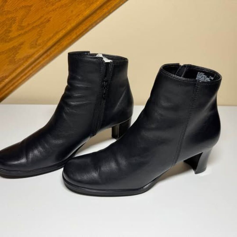 White Mountain Black Leather Ankle Boots Size 7.5M